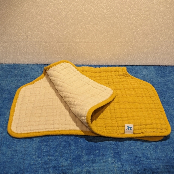 Mustard yellow burp cloth - Picture 4 of 5